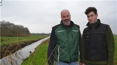 Entwässerungsgräben durchziehen die Wiesen von Kristian Schmidt (links, hier mit Sohn Moritz). Wird der Wasserspiegel angehoben, stehen seine Wiesen bei jedem Regen unter Wasser, sagt der Milchbauer.