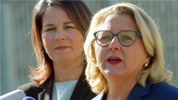 Baerbock und Schulze wollen Rechte von Frauen stärken Entwicklungsministerin Svenja Schulze (r) und Außenministerin Annalena Baerbock stellen vor dem Bundeskanzleramt ihre Leitlinien zu einer feministischen Außenpolitik vor.