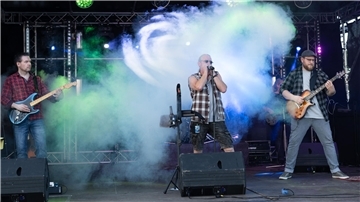 Eine Band auf einer Bühne. EO-IPSO dürfen als Lokalmatadoren beim Scharf-Rock nicht fehlen.