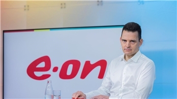 Eon-Vorstandschef Leonhard Birnbaum spricht bei der Bilanzpressekonferenz in Essen.