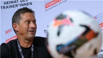 Er arbeitet nun neun Monate als Berater der japanischen Fußball-Liga.