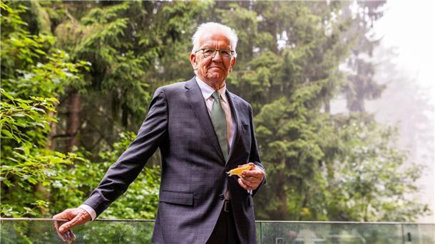 Er hat es in der Hand - Namensgeber Kretschmann mit Bärtierchen-Modell von „Ramazzottius kretschmanni“.