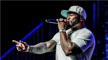 Er ist der originale „P.I.M.P.“: Rapper 50 Cent hat seinen Fans in Hamburg eingeheizt.