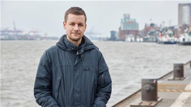 Er ist Radio- und Fernsehmoderator, Reporter, Autor, Musiker – und Notfallsanitäter: Tobias Schlegl fordert von der Politik eine Kursänderung in der Seenotrettung.