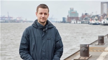 Er ist Radio- und Fernsehmoderator, Reporter, Autor, Musiker – und Notfallsanitäter: Tobias Schlegl fordert von der Politik eine Kursänderung in der Seenotrettung.