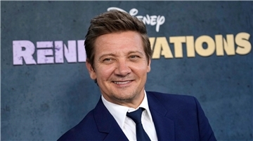 Er kann wieder lächeln: Jeremy Renner auf dem roten Teppich.