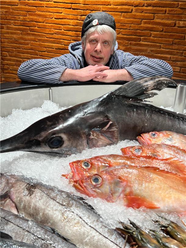 Er liebt den Fisch und das Meer: Fischmeister André Vogt präsentiert im Eisbett Schwertfisch, Rotbarsch und Schellfisch.