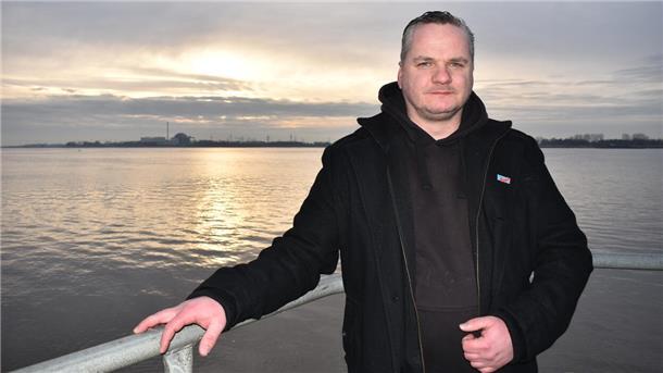 Er möchte die Energiepolitik wieder auf Gas-, AKW- und Kohle-Kurs bringen: Sebastian Sieg, Bundestagskandidat der AfD. Im Hintergrund das stillgelegte AKW Unterweser.