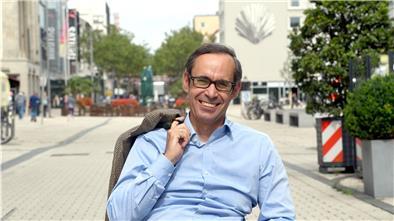Er möchte ein Konzept für eine digitale Plattform für den lokalen Einzelhandel entwerfen: Hochschulprofessor Benjamin Wagner vom Berg.