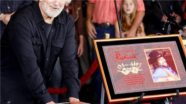 Country-Poet und Musik-Legende: Kristofferson gestorben Er studierte zunächst im britischen Oxford und wollte dann eigentich Schriftsteller werden.