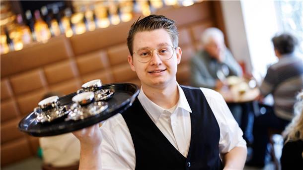 Warum Cafés Laptops verbannen Er will mit seinen Gästen ins Gespräch kommen: Vincenzo Bozzato von der Café-Bar 8tto Grammi in Bayreuth.