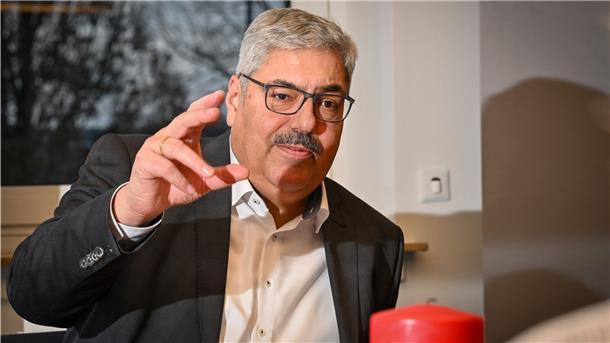 Er würde im Überseehafen einiges anders machen, als es aktuell in der Hafendeputation diskutiert wird und will sich gegen Corona impfen lassen: Bremerhavens Oberbürgermeister Melf Grantz im Interview.