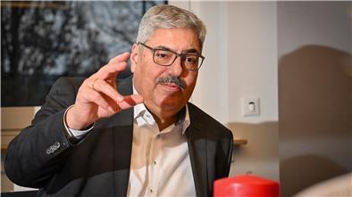 Er würde im Überseehafen einiges anders machen, als es aktuell in der Hafendeputation diskutiert wird und will sich gegen Corona impfen lassen: Bremerhavens Oberbürgermeister Melf Grantz im Interview.