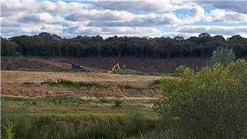 In der geplanten Mülldeponie in Weißenberg war am Dienstagnachmittag, 17. Oktober 2023, ein Bagger im Einsatz.
