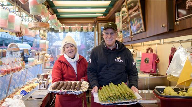  Ruth und Willi Reinhard in ihrem eiskalten „zweiten Wohnzimmer“: Der Wagen des Schaustellerpaares ist ein Schlaraffenland für Schleckermäuler