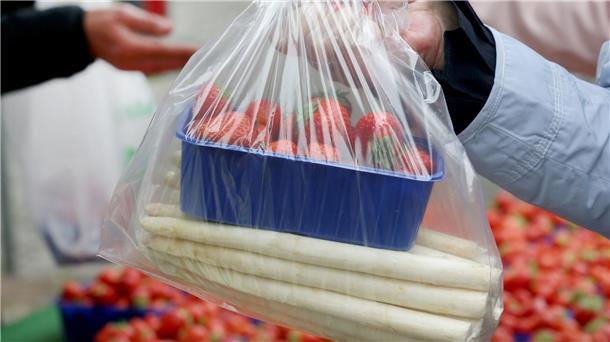 Behörde klärt Spargel-Aprilscherz nach vier Jahren auf Erdbeeren und Spargel werden gern gemeinsam gekauft.