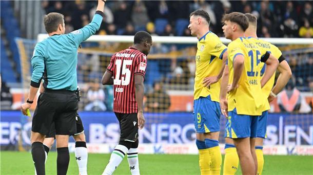 Erencan Yardimci  (2.v.r.) von Eintracht Braunschweig sieht im Derby gegen Hannover 96 die Rote Karte.
