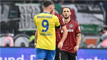 Nach Würgegriff: Braunschweig-Stürmer drei Spiele gesperrt Erencan Yardimci von Eintracht Braunschweig fasst seinem Gegenspieler Boris Tomiak beim Derby gegen Hannover 96 mit beiden Händen an den Hals.