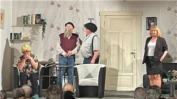 Erfahrene und neue Darsteller (von links) Martina Kück, Sigfried Kück, Frank Schüssler und Lana Friedhoff haben bei der Premiere der plattdeutschen Komödie „Endlich sülfstännig!“ in Mulsum mit viel Spielwitz überzeugt.