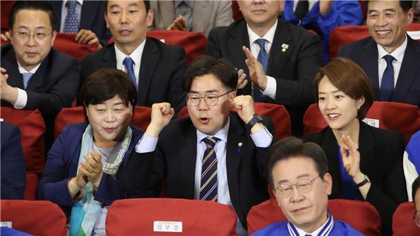 Südkoreas Opposition siegt deutlich bei Parlamentswahl Erfolg bei der Parlamentswahl: Die Demokratische Partei (DP) von Oppositionsführer Lee Jae Myung konnte ihre Stellung als größte Einzelpartei in der Nationalversammlung behaupten