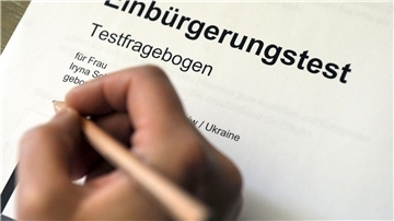 Erfolgreich absolvierte Sprachtests werden nicht nur für die Einbürgerung verlangt, sondern in vielen Fällen auch für den Familiennachzug. (Symbolbild)