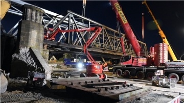 Erfolgreiche Demontage am Freitagabend. Die alte Eisenbahnbrücke an der Cherbourger Straße wird von den Autokranen langsam abgesetzt. Foto Scheer