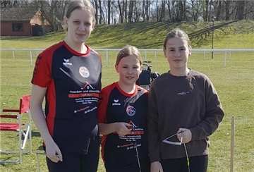 Erfolgreiche Hammerwerferinnen: (von links) Mia Bunger, Lotta Wellbrock und Nayla Wellbrock.