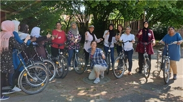 Erfolgreicher Fahrradkurs für Frauen im Refugium in Brake. In der Mitte vorne Maria Killmann (Kursleiterin) und die Organisatorin Andrea Roccor (4. von rechts).