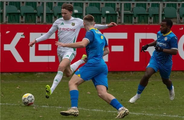 Holthausen/Biene macht es am Ende richtig spannend Eric Köhler nimmt Maß und trifft zum wichtigen 2:0 für den Heeslinger SC.