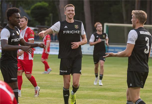 Heeslingen startet mit 5:1-Sieg in die Saison und ist Tabellenführer Erik Köhler (Mitte) freut sich mit Terry Becker (links) und Jarno Böntgen, die beide für den HSC trafen.
