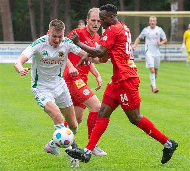 Heeslinger SC kassiert ärgerliche Heimniederlage gegen Egestorf Erik Köhler wird mit vereinten Kräften gestoppt.