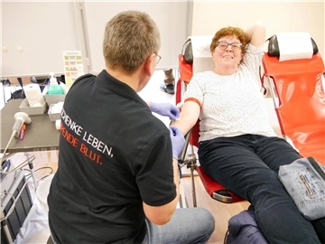 Eine Frau spendet ihr Blut.