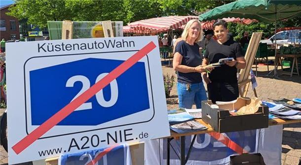 Erika Hillmann von der Bürgerinitiative im Gespräch mit Schüler Hassan Ashraf vom Jugendforum der Gemeinde. 