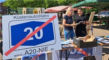 Erika Hillmann von der Bürgerinitiative im Gespräch mit Schüler Hassan Ashraf vom Jugendforum der Gemeinde. 