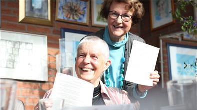 Erika Otten (vorn) und Petra Fischer aus Tarmstedt laden ihr Dorf zu einem Gemeinschaftsprojekt ein: „Tarmstedter schreiben für Tarmstedter“. Aus vielen kleinen Geschichten soll ein Buch entstehen. Es müssen übrigens nicht nur Worte sein, mit denen die Menschen erzählen. Auch Gemaltes oder Fotos sind möglich und erwünscht.