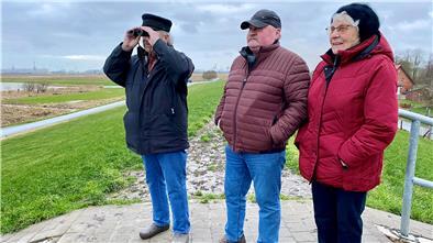 Erinnern sich noch gut an die Sturmflut vor 60 Jahren in Offenwarden (von links): Günter Bolte (79), Christian Röper (71) und Gunde Bolte (83).