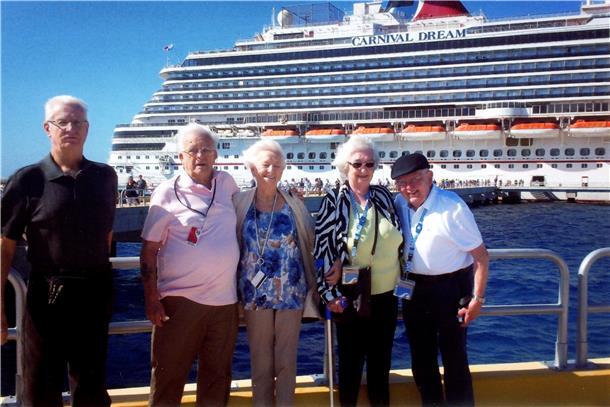 Grußbrücke: Neun Stunden Fahrt halten Oma nicht von Besuchen ab Erinnerung an eine schöne Reise: (von links nach rechts) Fred, Don, Marion, Karin und Erhard auf einer Kreuzfahrt nach Mexiko.