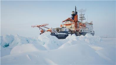 Erinnerungsfoto von "MOSAiC" und der "Polarstern": Sven Schnieder hat den arktischen Winter erlebt und den Übergang zum Frühling.