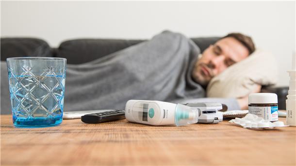 Erkältungen und Bronchitis machten den Menschen 2022 zu schaffen: Die Zahl der krankheitsbedingten Arbeitsausfälle stieg in diesem Bereich um 181 Prozent.