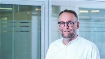 Erklärt, was es mit der Wirbelkanalverengung auf sich hat und stellt Therapiemöglichkeiten vor: Dr. Rolf Christophers.