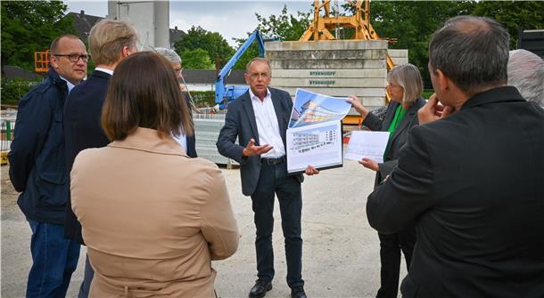 Neue Kita und Wohnungen für Geestemünde Erläutert auf der Baustelle, wie das Gebäude aussehen soll: Stäwog-Architekt Hans-Joachim Ewert.