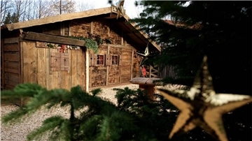 Erlebnis-Gastronomie am Alten Hafen: Zurzeit baut dort ein bayrisches Unternehmen das alpenländische Chalet auf.