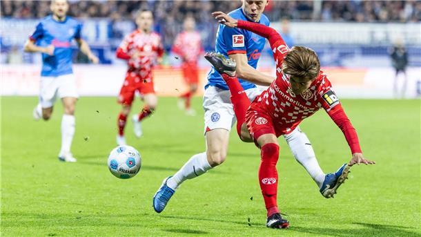 Kiels Rückschlag: Ursachensuche unter Zeitdruck Erlebte mit Holstein Kiel den bisherigen Tiefpunkt nach dem Aufstieg: Nicolai Remberg (2.v.r.)