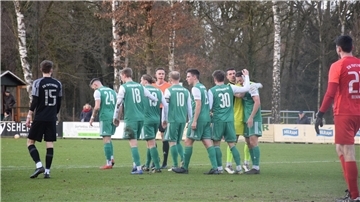 Erleichterung pur bei den Spielern des Heeslinger SC, als es gegen Papenburg endlich geklingelt hat.