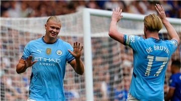 Erling Haaland bejubelt sein Tor mit Kevin De Bruyne.