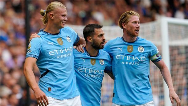 Erling Haaland, Bernardo Silva und Kevin De Bruyne feiern Haalands Treffer.