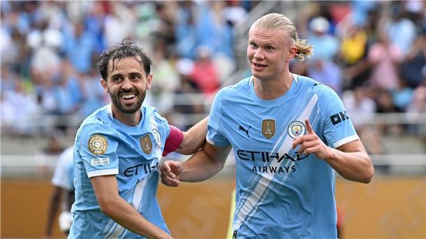 5:2 gegen Juve: Guardiola mit Manchester City Gruppensieger Erling Haaland (r) bejubelt sein Tor mit Teamkollege Bernardo Silva.
