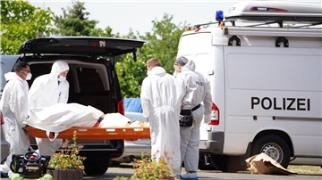 Ermittler der Polizei arbeiten nach der brutalen Tötung eines 39-Jährigen mit einer Axt am Tatort in Kalletal.