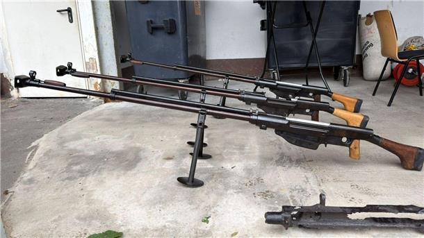 Ermittler entdecken in dem riesigen Waffenarsenal in Remscheid immer neue Verstecke. (Archivbild)