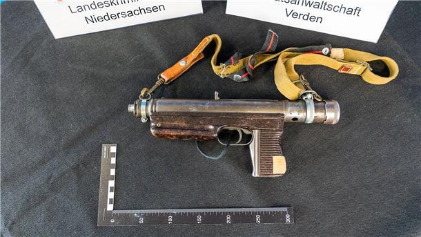 Waffen und Geld - Tausende Asservate der RAF gesichert Ermittler fanden unter anderem ein polnisches Sturmgewehr, eine tschechische Maschinenpistole und eine täuschend echt aussehende Panzerfaust.